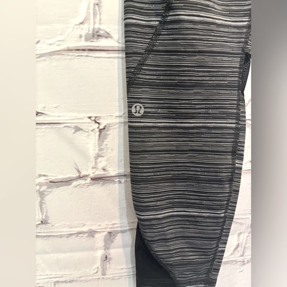 Lululemon Pace Rival Crop striped black and white- Size 8 - Picture 5 of 6